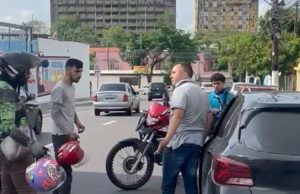 Vídeo: motorista de aplicativo agride agente da Zona Azul em ManausA cena não passa despercebida por motociclistas que, indignados com a atitude do agressor, intervêm para defender o agente. Vídeo: motorista de aplicativo agride agente da Zona Azul em Manaus