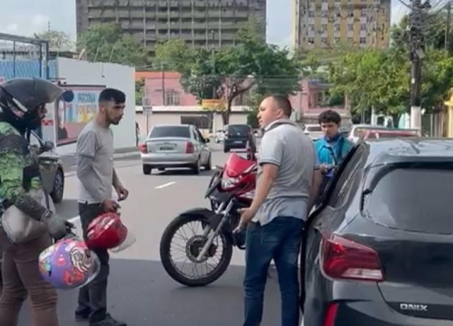 Vídeo: motorista de aplicativo agride agente da Zona Azul em Manaus