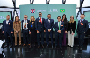 Wilson Lima apresenta potencial do mercado de carbono do Amazonas a investidores ingleses e instituições financeirasNo seminário Lide Reino Unido, governador destacou que há mais de 800 milhões de toneladas de crédito de carbono para venda e a expectativa do Estado é captar até R$ 2,4 bilhões. Wilson Lima apresenta potencial do mercado de carbono do Amazonas a investidores ingleses e instituições financeiras