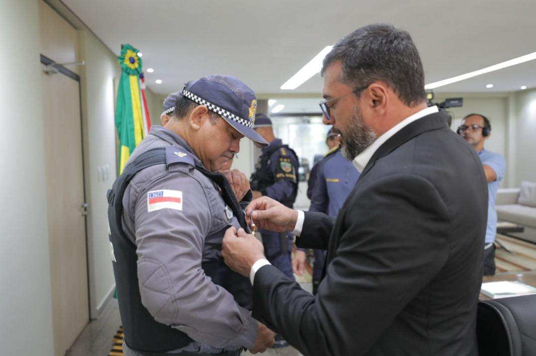 Wilson Lima parabeniza e concede medalha a policiais militares por maior apreensão de armas da história do Amazonas