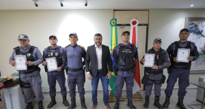 Wilson Lima parabeniza e concede medalha a policiais militares por maior apreensão de armas da história do Amazonas Wilson Lima parabeniza e concede medalha a policiais militares por maior apreensão de armas da história do Amazonas