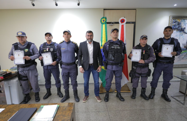 Wilson Lima parabeniza e concede medalha a policiais militares por maior apreensão de armas da história do Amazonas2 Wilson Lima parabeniza e concede medalha a policiais militares por maior apreensão de armas da história do Amazonas
