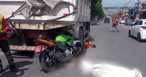 Vídeo: mototaxista perde a vida em colisão com caminhão de lixo em Manaus Vídeo: mototaxista perde a vida em colisão com caminhão de lixo em Manaus