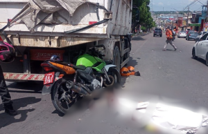 Vídeo: mototaxista perde a vida em colisão com caminhão de lixo em Manaus Vídeo: mototaxista perde a vida em colisão com caminhão de lixo em Manaus
