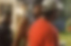 Vídeo: vizinhos interrompem tentativa de agressão contra mulher em ManausMulher estava com criança nos braços. vizinhos interrompem tentativa de agressão contra mulher em Manaus