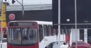Acidente: carro e ônibus colidem em manobra de retorno Acidente: carro e ônibus colidem em manobra de retorno