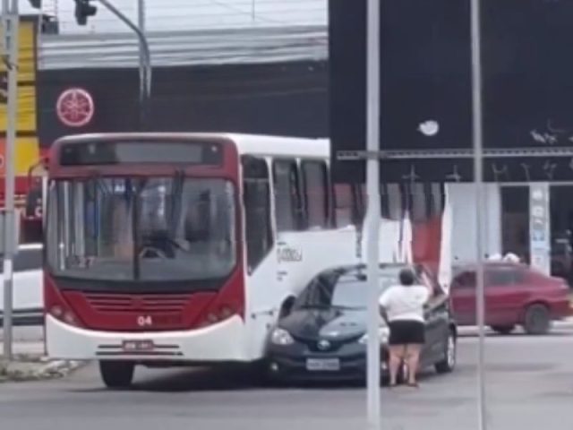 Acidente: carro e ônibus colidem em manobra de retorno