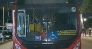 Assalto aterroriza motorista e cobradora em Manaus Assalto aterroriza motorista e cobradora em Manaus