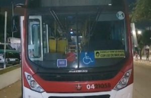 Assalto aterroriza motorista e cobradora em Manaus Assalto aterroriza motorista e cobradora em Manaus