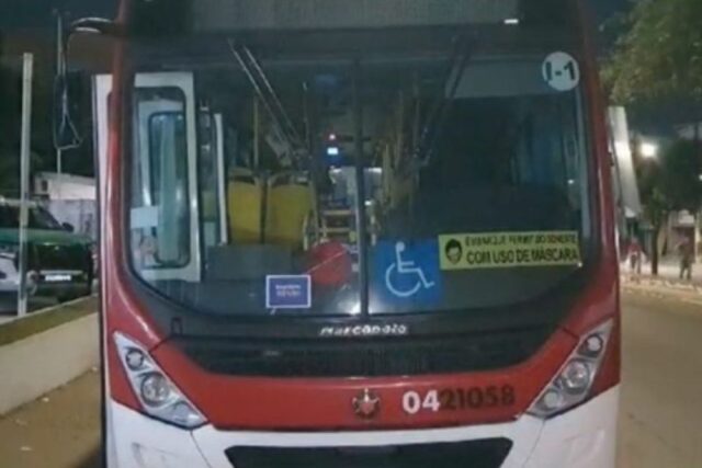 Assalto aterroriza motorista e cobradora em Manaus Assalto aterroriza motorista e cobradora em Manaus
