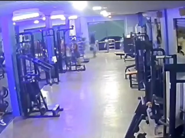 Assalto em academia na Cidade Nova imagens flagram ação do criminoso Assalto em academia na Cidade Nova imagens flagram ação do criminoso