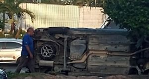 Carro capota na Avenida Torquato Tapajós causando lentidão no trânsito de ManausManhã de terça-feira (12) é marcada por acidente na zona norte da cidade. Carro capota na Avenida Torquato Tapajós causando lentidão no trânsito de Manaus