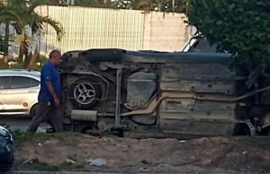 Carro capota na Avenida Torquato Tapajós causando lentidão no trânsito de ManausManhã de terça-feira (12) é marcada por acidente na zona norte da cidade. Carro capota na Avenida Torquato Tapajós causando lentidão no trânsito de Manaus