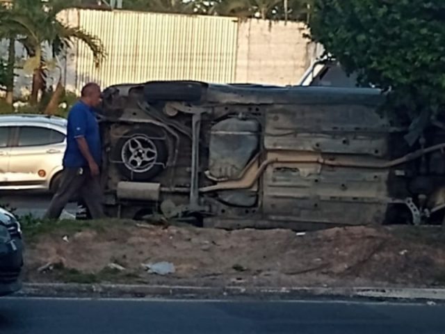 Carro capota na Avenida Torquato Tapajós causando lentidão no trânsito de Manaus