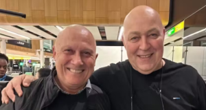 Dupla coincidência: sósias se encontram em voo e compartilham mais do que a aparência! Dupla coincidência: sósias se encontram em voo e compartilham mais do que a aparência!