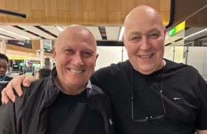 Dupla coincidência: sósias se encontram em voo e compartilham mais do que a aparência! Dupla coincidência: sósias se encontram em voo e compartilham mais do que a aparência!