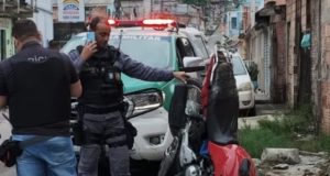 Dupla de assaltantes é presa após perseguição policial na zona leste de ManausSuspeitos aterrorizavam trabalhadores que aguardavam transporte na madrugada. Dupla de assaltantes é presa após perseguição policial na zona leste de Manaus