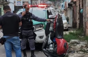 Dupla de assaltantes é presa após perseguição policial na zona leste de ManausSuspeitos aterrorizavam trabalhadores que aguardavam transporte na madrugada. Dupla de assaltantes é presa após perseguição policial na zona leste de Manaus