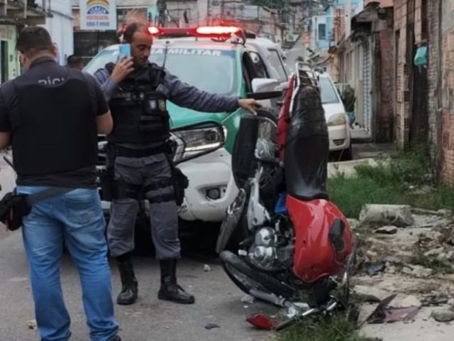Dupla de assaltantes é presa após perseguição policial na zona leste de Manaus Dupla de assaltantes é presa após perseguição policial na zona leste de Manaus