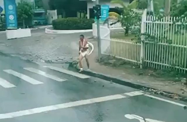 Flagrante inusitado paciente foge de hospital em Manaus usando apenas fralda Flagrante inusitado: paciente foge de hospital em Manaus usando apenas fralda