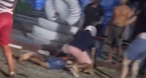 Vídeo: homem é preso após tentar enforcar criança no colo da mãe em Parintins Homem é preso após tentar enforcar criança no colo da mãe em Parintins