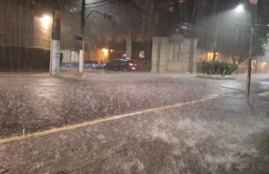 Mulher morre em enchente na zona leste de São Paulo Mulher morre em enchente na zona leste de São Paulo