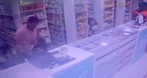 Terror em farmácia de Manaus: funcionário é esfaqueado durante assalto Terror em farmácia de Manaus: funcionário é esfaqueado durante assalto