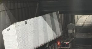 Tombamento de container interdita complexo viário em Manaus Tombamento de container interdita complexo viário em Manaus