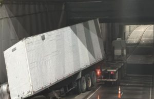 Tombamento de container interdita complexo viário em Manaus Tombamento de container interdita complexo viário em Manaus