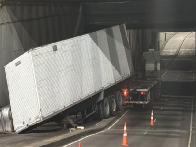 Tombamento de container interdita complexo viário em Manaus