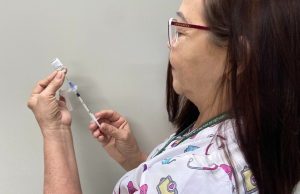 Vacinação contra dengue é ampliada para crianças e adolescentes de 10 a 14 anos no AmazonasAmpliação segue orientação do Ministério da Saúde. Vacinação contra dengue é ampliada para crianças e adolescentes de 10 a 14 anos no Amazonas