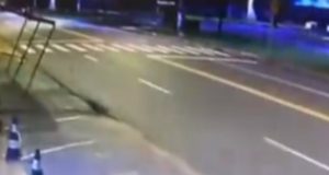 Vídeo: carro colide violentamente contra rota do Distrito em Manaus Vídeo: carro colide violentamente contra rota do Distrito em Manaus