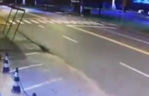 Vídeo: carro colide violentamente contra rota do Distrito em Manaus Vídeo: carro colide violentamente contra rota do Distrito em Manaus