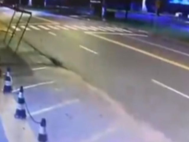 Vídeo: carro colide violentamente contra rota do Distrito em Manaus