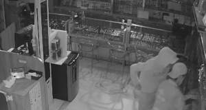 Vídeos: criminosos causam prejuízo de R$ 400 mil em joalheria Vídeos: criminosos causam prejuízo de R$ 400 mil em joalheria