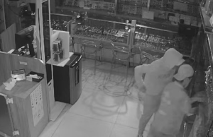 Vídeos: criminosos causam prejuízo de R$ 400 mil em joalheria Vídeos: criminosos causam prejuízo de R$ 400 mil em joalheria