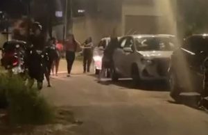 Vítimas invadem e saqueiam casa de jovem golpista em Manaus Mais de 900 pessoas foram enganadas. Vítimas invadem e saqueiam casa de jovem golpista em Manaus