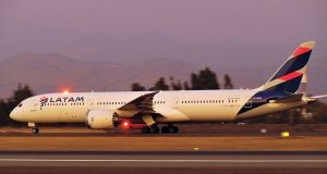 Voo da LATAM sofre turbulência intensa, ferindo 50 passageiros Voo da LATAM sofre turbulência intensa, ferindo 50 passageiros