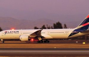 Voo da LATAM sofre turbulência intensa, ferindo 50 passageiros Voo da LATAM sofre turbulência intensa, ferindo 50 passageiros