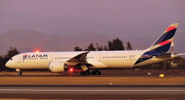 Voo da LATAM sofre turbulência intensa, ferindo 50 passageiros Voo da LATAM sofre turbulência intensa, ferindo 50 passageiros
