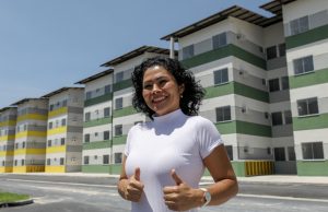 “Hoje posso dizer que estou adquirindo a minha casa”, diz beneficiária do Residencial Ozias Monteiro IIGovernador Wilson Lima entregou, na segunda-feira (29/04), o Residencial Ozias Monteiro II, no bairro Cidade Nova, beneficiando 192 famílias