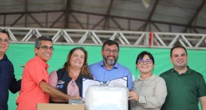 Em Manicoré, Wilson Lima destaca investimento de R$ 60 milhões em infraestrutura, reforma de escolas e entregas para setores social e primárioTambém foram entregues kits de segurança para mototaxistas, projeto de sinalização da cidade e equipamentos de saúde Manicoré