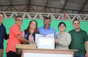 Em Manicoré, Wilson Lima destaca investimento de R$ 60 milhões em infraestrutura, reforma de escolas e entregas para setores social e primárioTambém foram entregues kits de segurança para mototaxistas, projeto de sinalização da cidade e equipamentos de saúde Manicoré