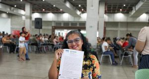 “Meu coração está explodindo de felicidade” diz moradora do Viver Melhor 1 ao receber título definitivo de imóvelCerca de 2,5 mil unidades habitacionais foram regularizadas com entrega de documentos Viver Melhor