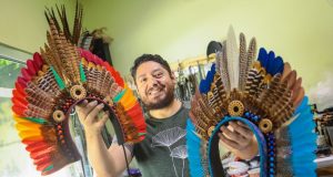 Festival de Parintins 2024: Produção e utilização de adereços regionais aquece a economia criativaTrabalho de artesãos que produzem adereços regionais é honrado durante a temporada e preserva as raízes culturais do Festival