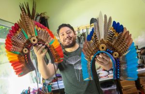 Festival de Parintins 2024: Produção e utilização de adereços regionais aquece a economia criativaTrabalho de artesãos que produzem adereços regionais é honrado durante a temporada e preserva as raízes culturais do Festival