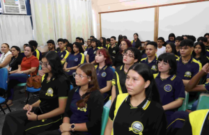 Alunos da Escola Estadual Roderick Castelo Branco recebem capacitação cidadã do projeto “Aluno Ouvidor’’Iniciativa é desenvolvida pelo TCE-AM, em parceria com a Secretaria de Educação, na capital e municípios do interior. Alunos da Escola Estadual Roderick Castelo Branco recebem capacitação cidadã do projeto “Aluno Ouvidor’’