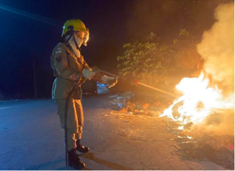 Bombeiros da Operação Céu Limpo combatem incêndio em área de vegetação no bairro Distrito Industrial