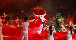 Festival de Parintins 2024: Garantido abre a terceira noite e encanta a galera vermelha e brancaO respeito aos povos indígenas e a construção de uma nova humanidade conduziram a narrativa da apresentação do boi da baixa do São José Garantido