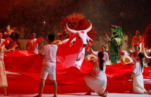 Festival de Parintins 2024: Garantido abre a terceira noite e encanta a galera vermelha e brancaO respeito aos povos indígenas e a construção de uma nova humanidade conduziram a narrativa da apresentação do boi da baixa do São José Garantido